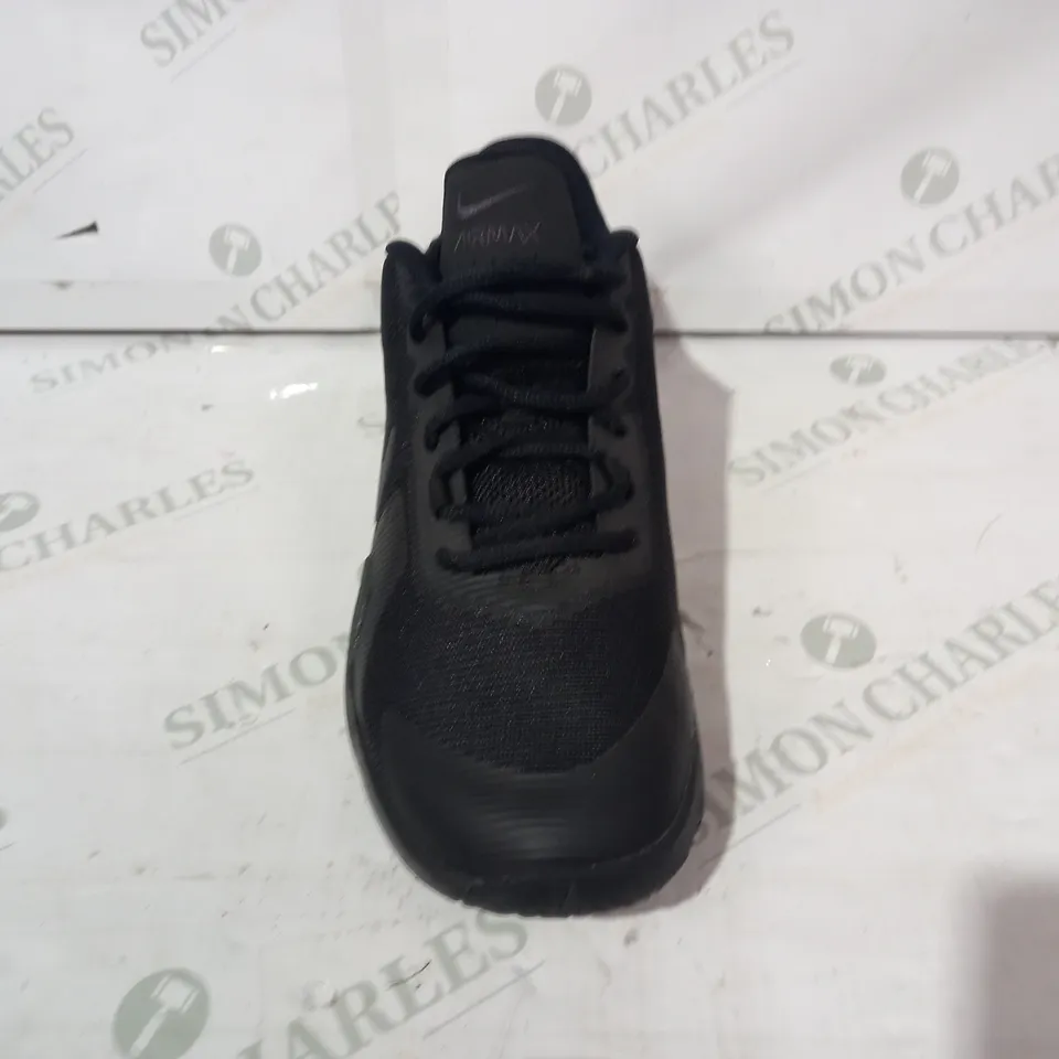 BOXED PAIR OF NIKE AIRMAX SHOES IN BLACK UK SIZE 8