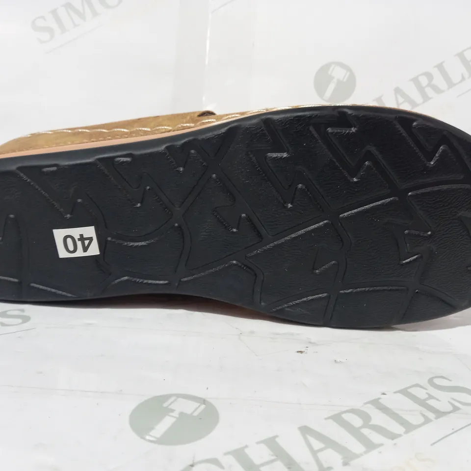 PAIR OF DESIGNER SANDALS IN BROWN EU SIZE 40