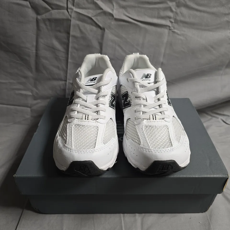 BOXED PAIR OF NEW BALANCE 530 BUNGEE LACE TRAINERS - UK SIZE 2 - KIDS