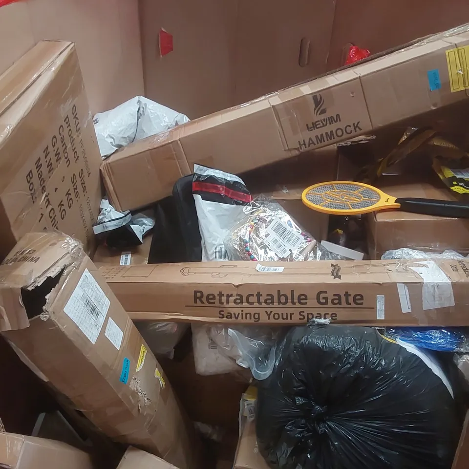 PALLET CONTAINING A VERY LARGE QUANTITY OF ASSORTED ITEMS INCLUDING: HAMMOCK, ELECTRIC BUG ZAPPER, RETRACTABLE GATE ECT