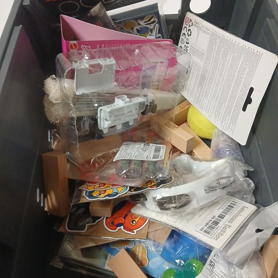APPROXIMATELY 10 ASSORTED TOYS AND GAMES TO INCLUDE JENGA, PUZZLE MOBILE, MINI BARBIE LAND SET ETC