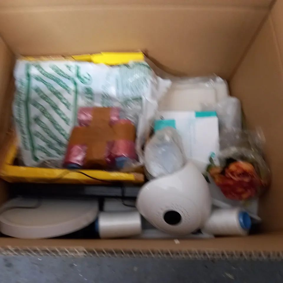 LARGE QUANTITY OF ASSORTED HOUSEHOLD ITEMS TO INCLUDE FIREANGEL ALARM, CASIO CALCULATOR AND RAMBLER CUP