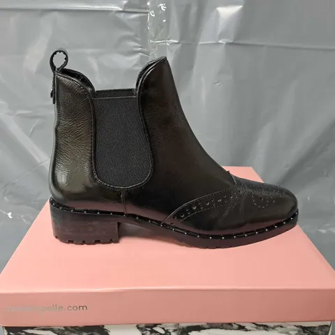 BOXED PAIR OF MODA IN PELLE WHISTLA BLACK PANTENT LEATHER - SIZE 6