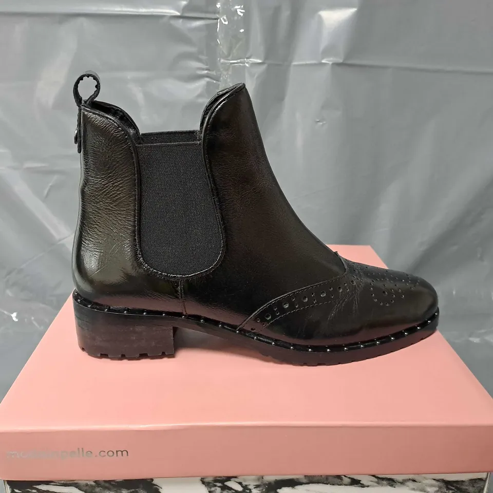 BOXED PAIR OF MODA IN PELLE WHISTLA BLACK PANTENT LEATHER - SIZE 6