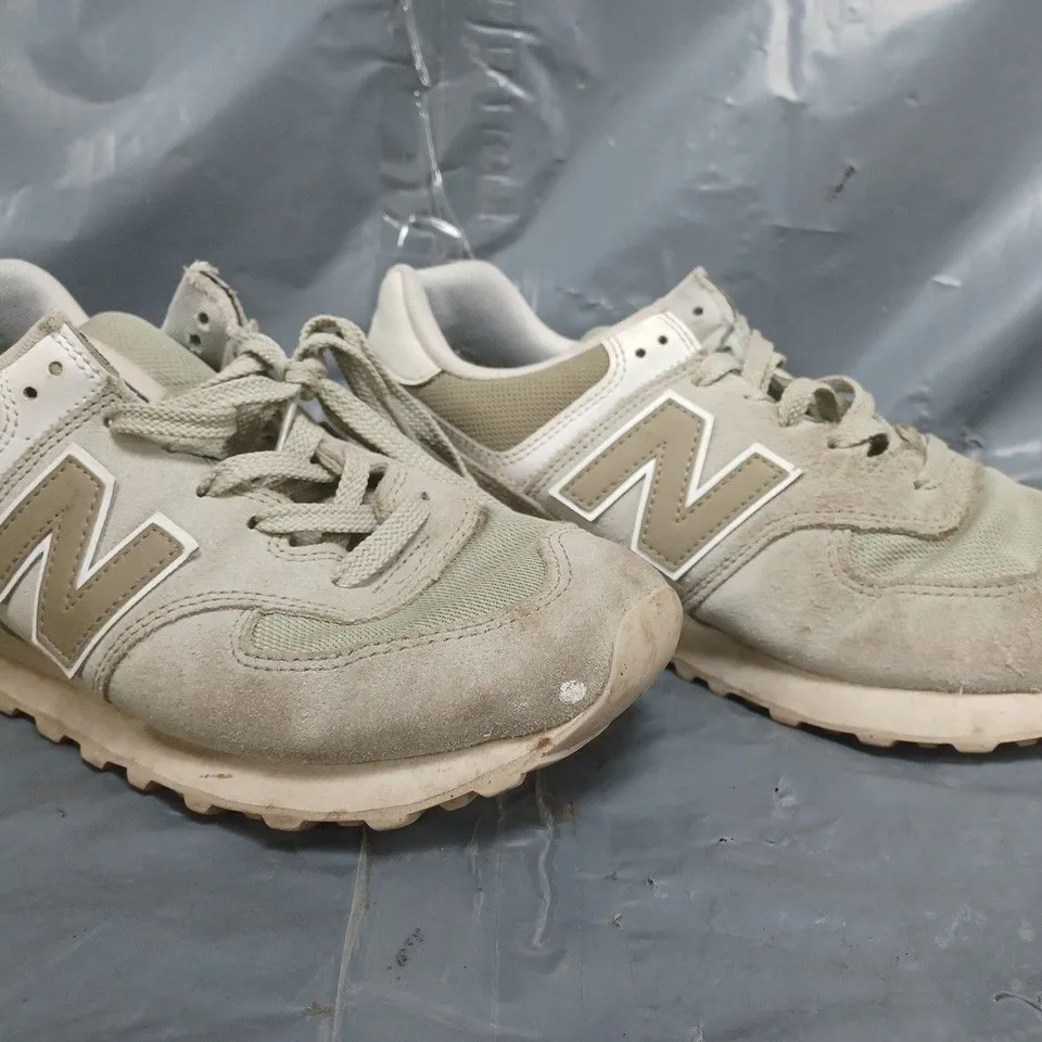 PAIR OF NEW BALANCE 574 TRAINERS IN LIGHT GREEN SIZE 7