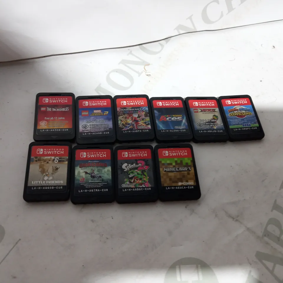 LOT OF APPROXIMATELY 11 NINTENDO SWITCH ITEMS TO INCLUDE MARIO KARTS DELUXE, MINECRAFT, SPLATOON 2 WITH GREY/BLACK SWITCH CASE