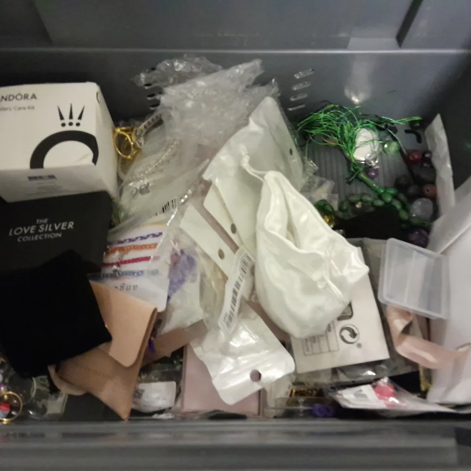 LARGE QUANTITY OF ASSORTED JEWELLERY ITEMS TO INCLUDE BIDEN WATCH, EARRINGS, NECKLACES AND RINGS