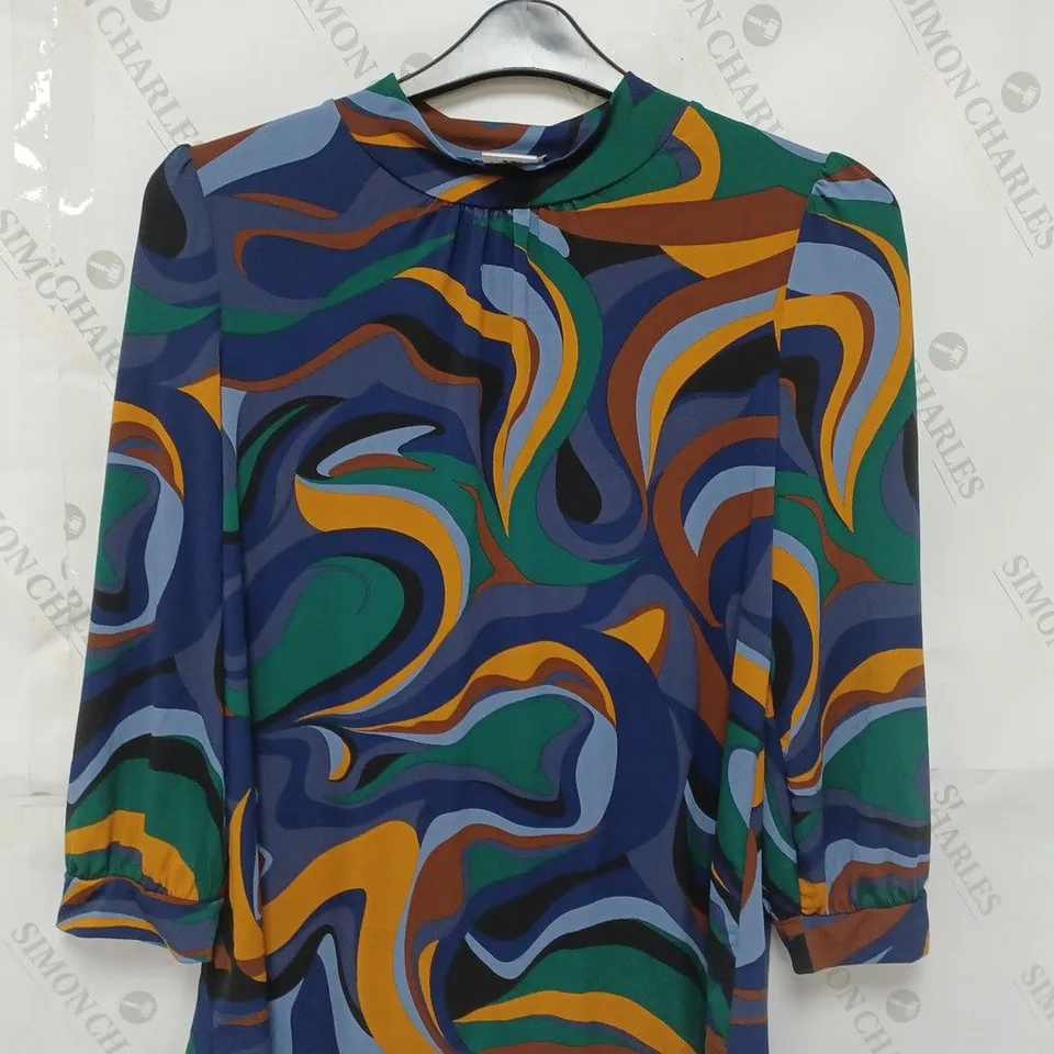 4 KIM&CO TOPS IN VARIOUS STYLES TO INCLUDE SIZES M, S/P