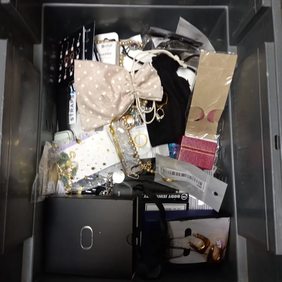 APPROXIMATELY 25 ASSORTED COSTUME JEWELLERY PRODUCTS TO INCLUDE NECKLACES, BRACELETS, EARRINGS ETC