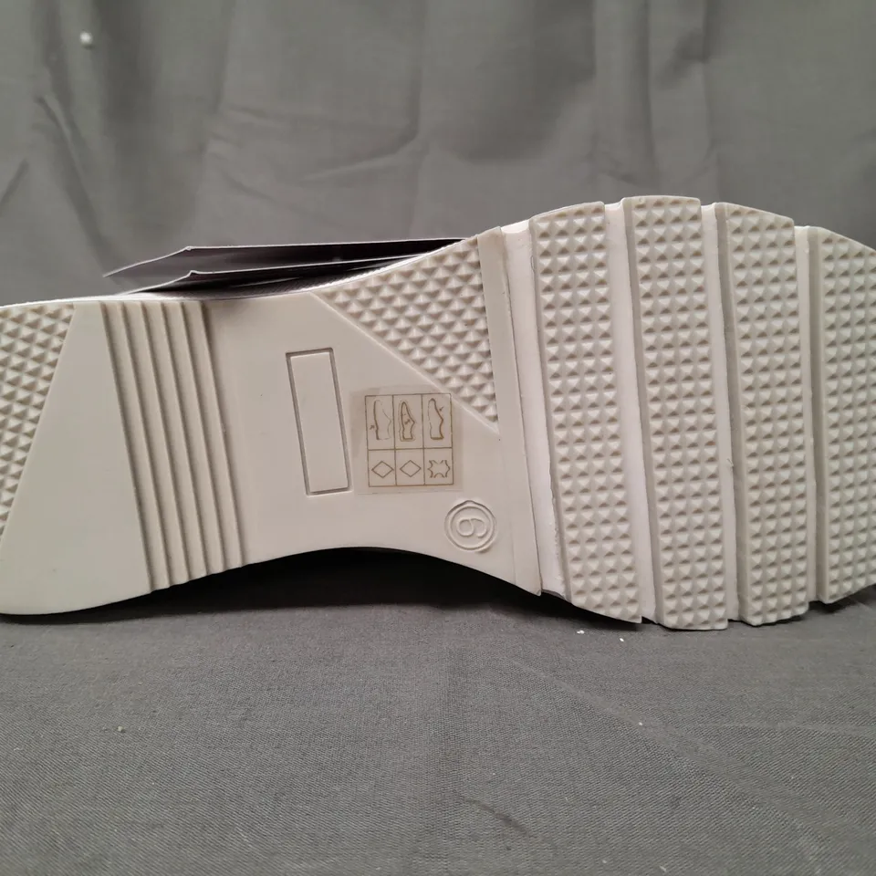 BOXED PAIR OF STRESSLESS BY LOTUS SANFORD SHOES IN WHITE/METALLIC SILVER UK SIZE 6