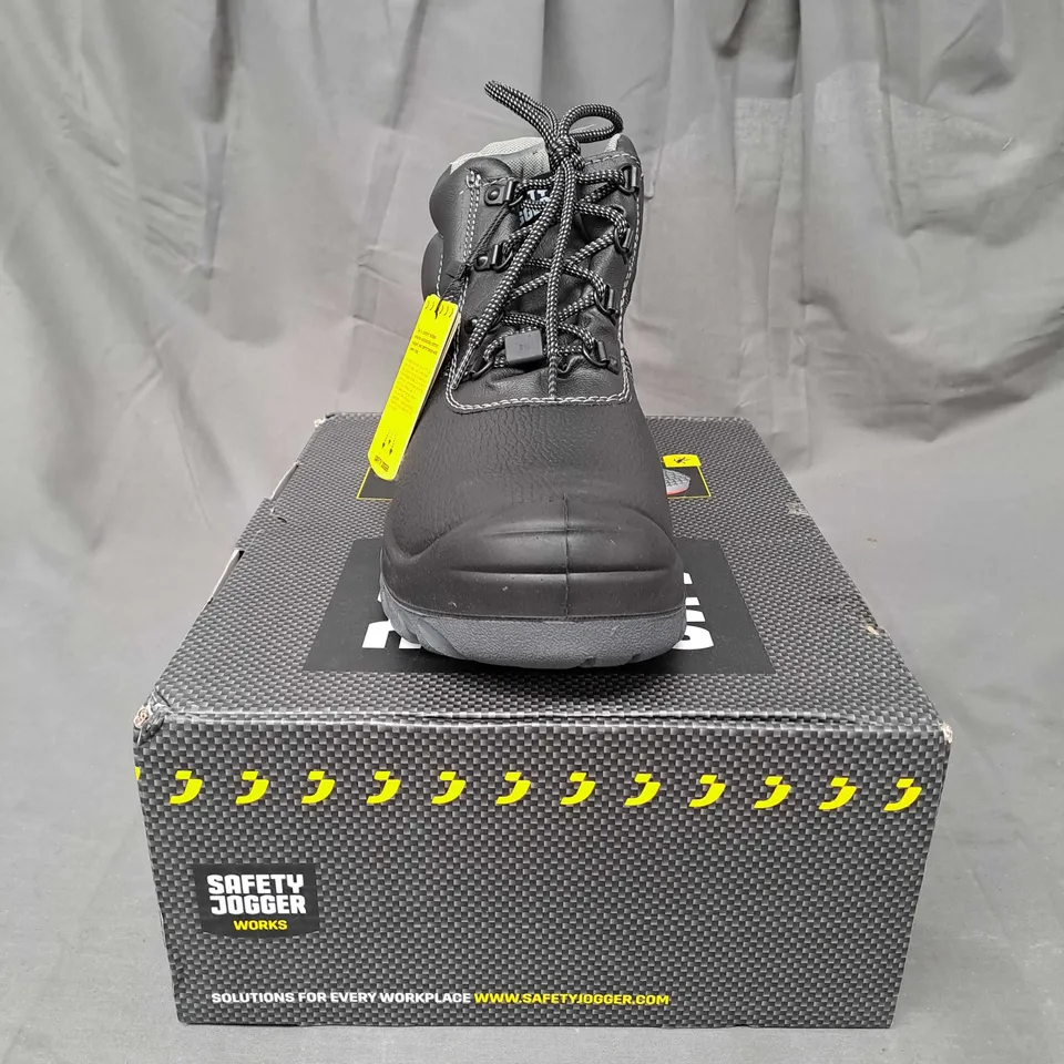 BOXED PAIR OF SAFETY JOGGER BESTBOY BOOTS SIZE EU 43