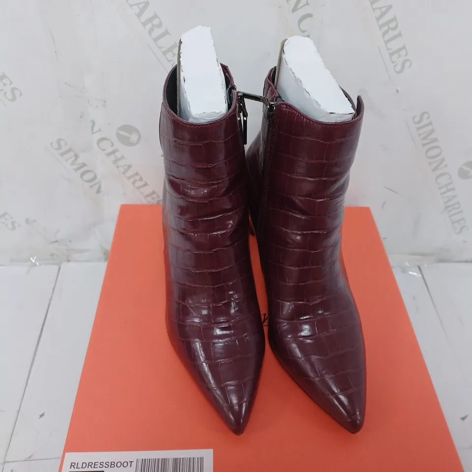 BOXED PAIR OF RUTH LANGSFORD HEELED DRESSY BOOTS IN BURGUNDY SIZE 4