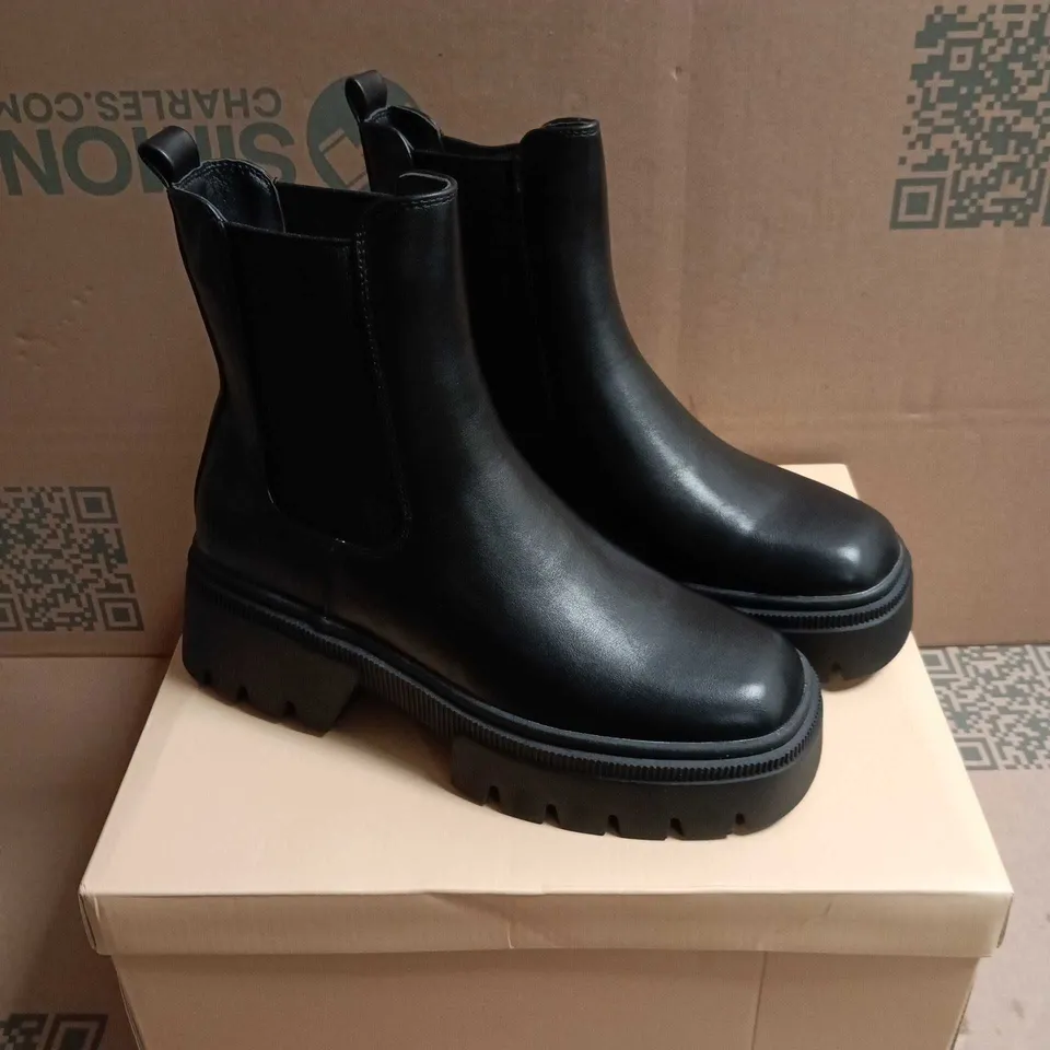 BOXED PAIR OF SIMMI AUSTIN-17 JUDD BLACK CHUNKY CHELSEA BOOTS – UK 6 