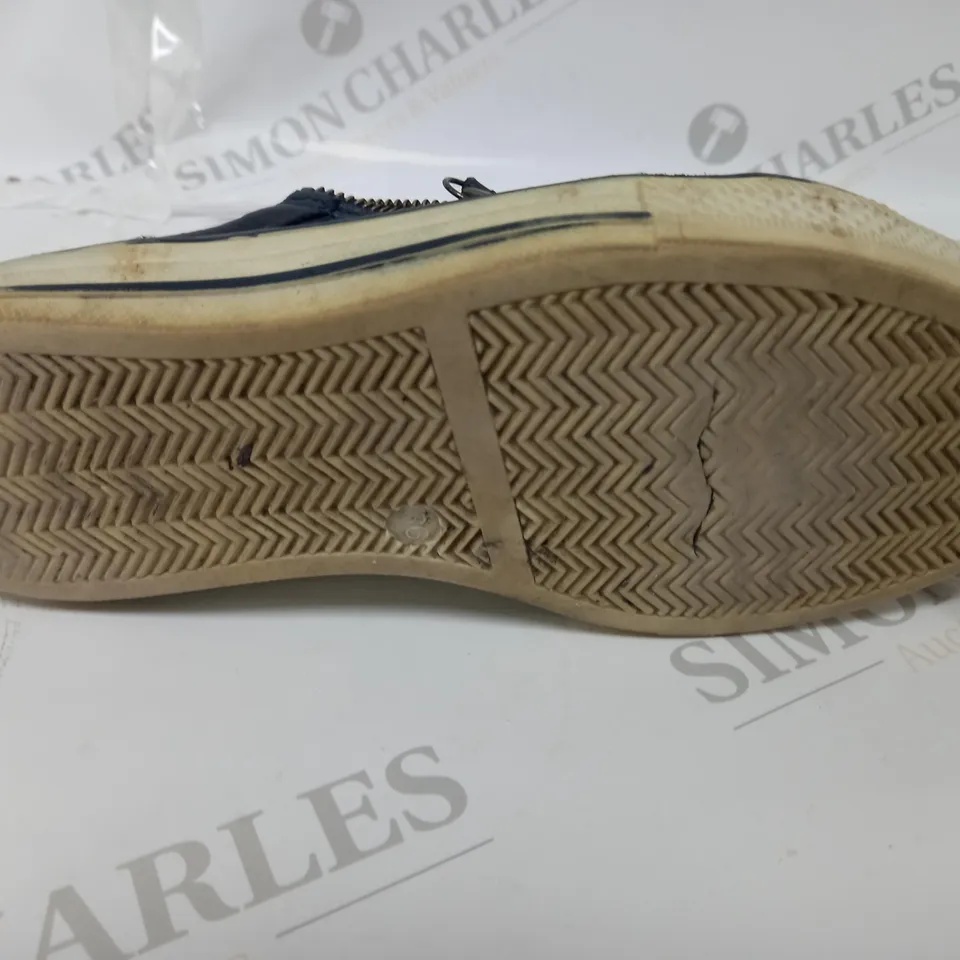 PAIR OF MODA IN PELLE FIZZALI TRAINERS NAVY/MULTI SNAKE SIZE 3