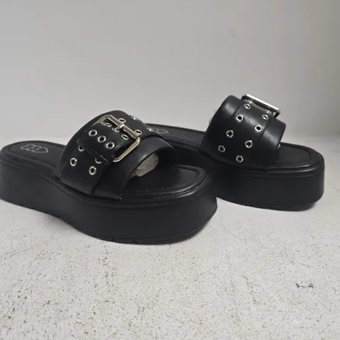 BOXED PAIR OF UNBRANDED OPEN TOE PLATFORM SANDALS WITH BUCKLE IN BLACK SIZE 6