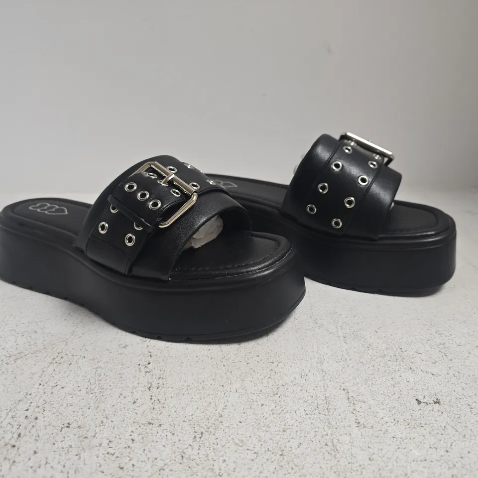 BOXED PAIR OF UNBRANDED OPEN TOE PLATFORM SANDALS WITH BUCKLE IN BLACK SIZE 6