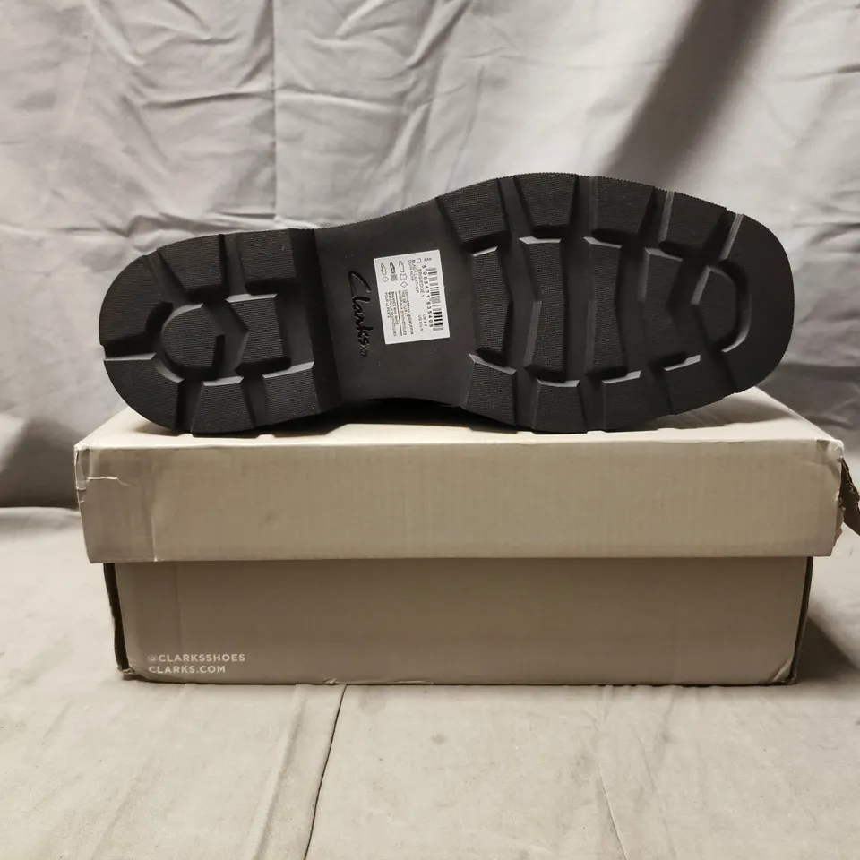 BOXED PAIR OF CLARKS ERIS EDGE Y LOAFERS W. CHAIN DETAIL IN BLACK SIZE UK 6