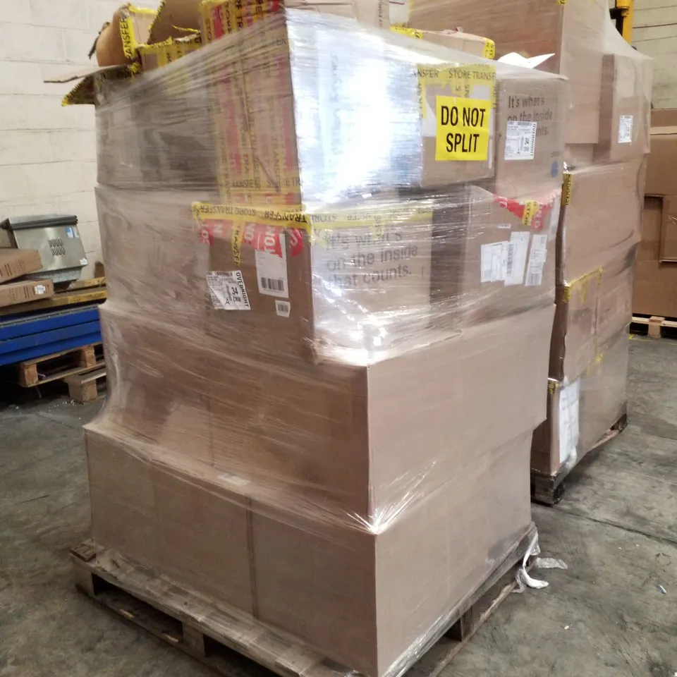 PALLET CONTAINING ASSORTED BRAND NEW PRODUCTS INCLUDING DESK CLOCKS, PASSPORT HOLDERS, LUGGAGE TAGS, CAPS, CUSHIONS, BOTTLE OPENER SETS & PAPER BOW PACKS 