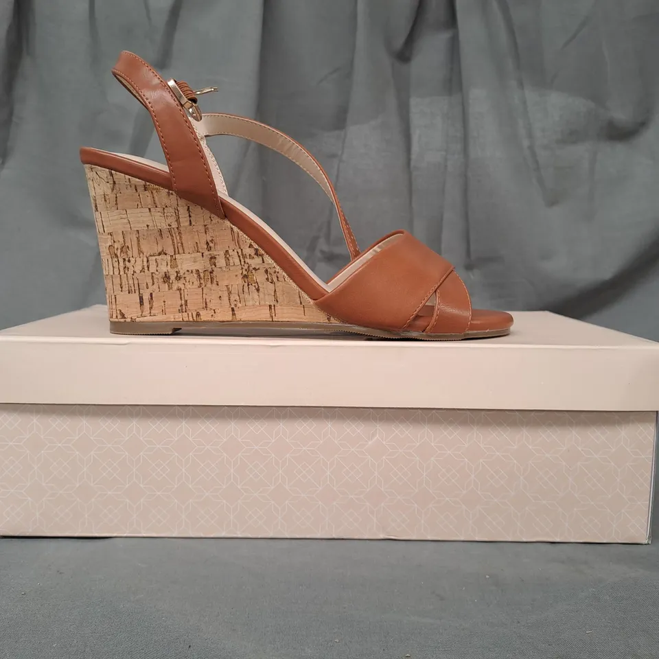 BOXED PAIR OF PARADOX LONDON YUMI OPEN TOE HIGH WEDGE SANDALS IN TAN EU SIZE 38