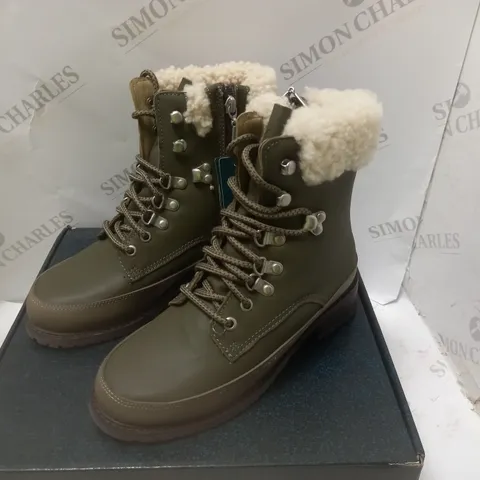 BOXED OKAB DARK OLIVE WATERPROOF BOOTS - SIZE 6