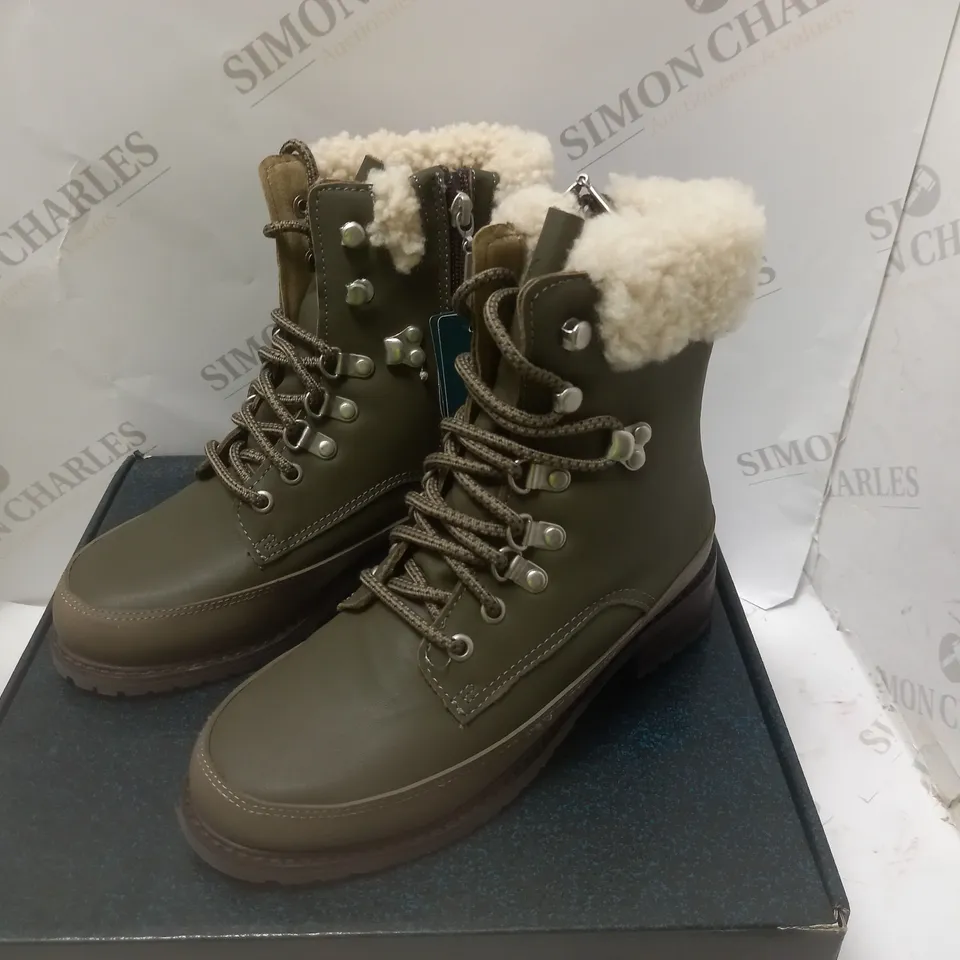 BOXED OKAB DARK OLIVE WATERPROOF BOOTS - SIZE 6