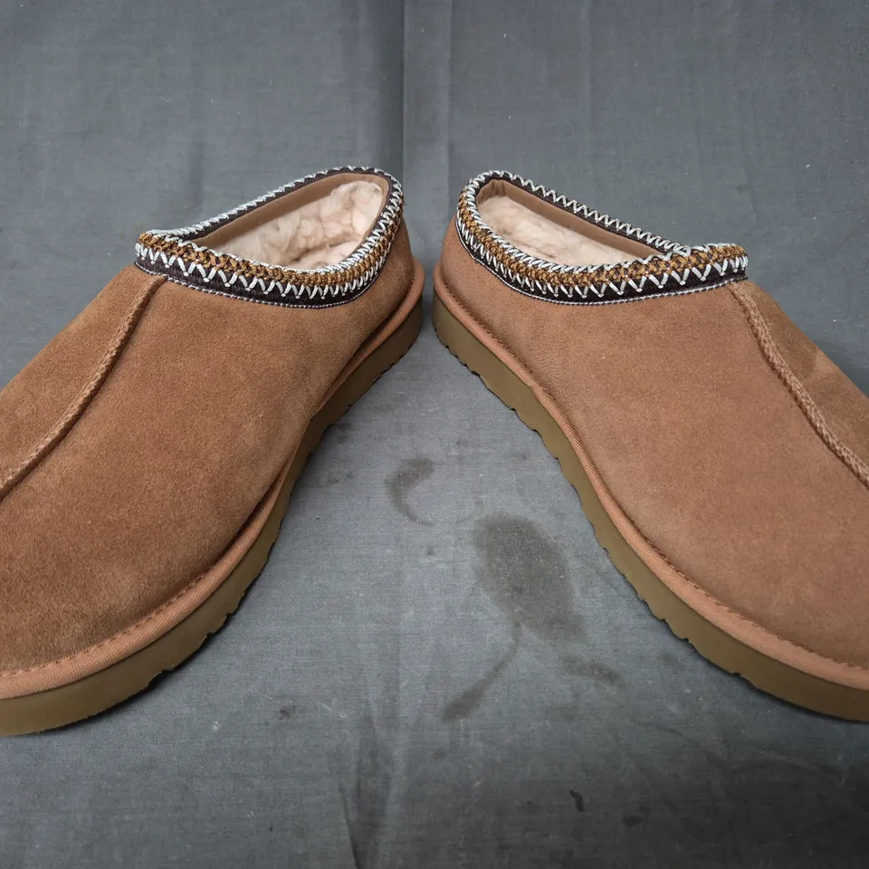 BOXED PAIR OF UGG MEN'S TASMAN SLIPPERS IN CHESTNUT UK SIZE 11