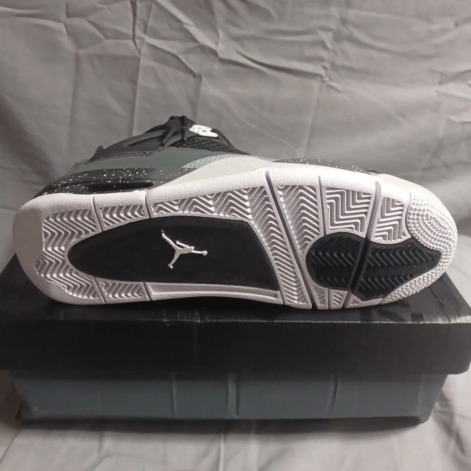 BOXED PAIR OF AIR JORDAN 4 RETRO SNEAKERS - UK SIZE 7