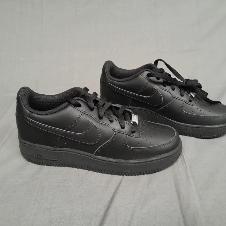 UNBOXED PAIR OF NIKE AIR FORCE 1 IN BLACK SIZE UK 5.5