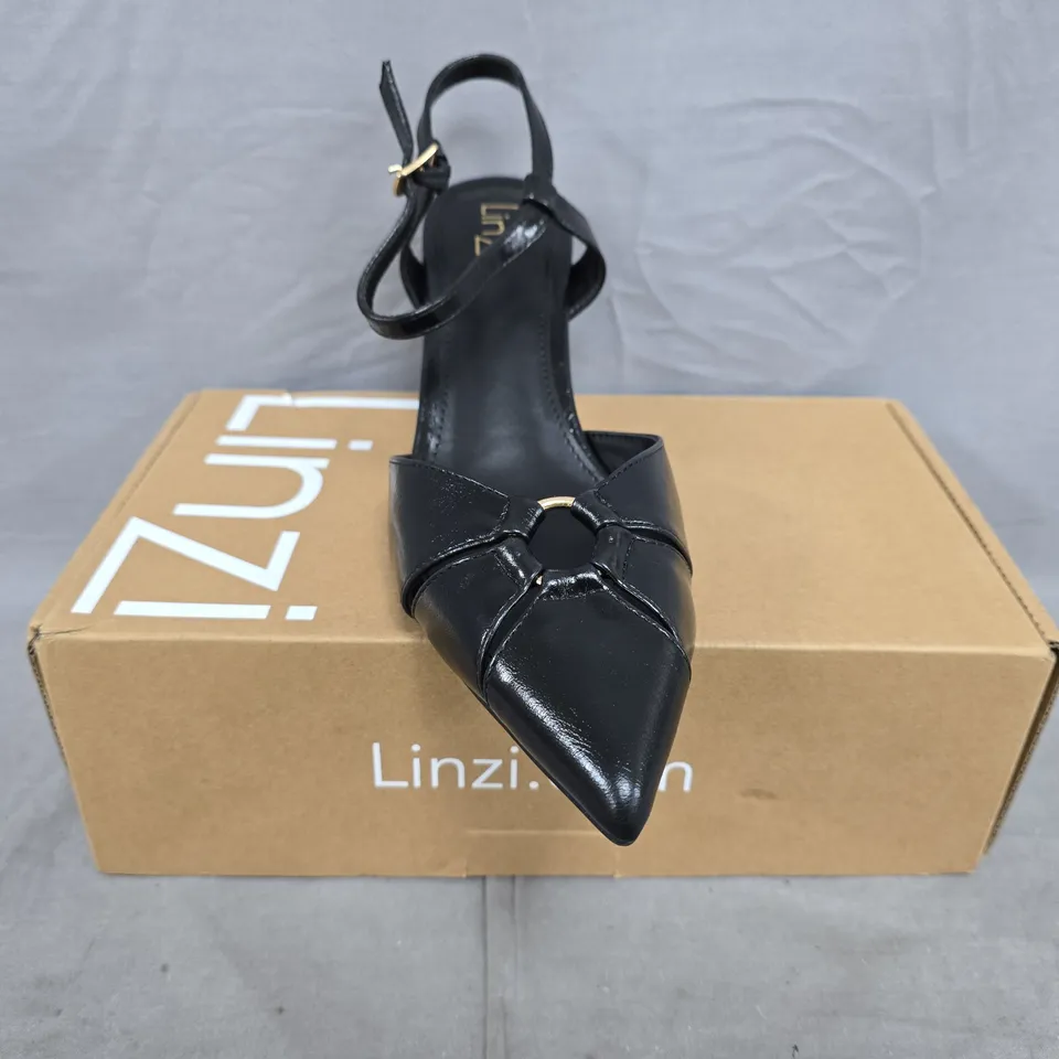 BOXED PAIR OF LINZI POINTED TOE LOW HEEL SANDALS IN BLACK SIZE 7