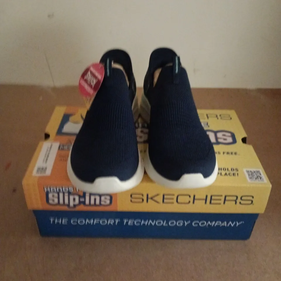 BOXED PAIR OF SKECHERS ULTRA FLEX 3.0 TRAINERS IN NAVY - SIZE 5