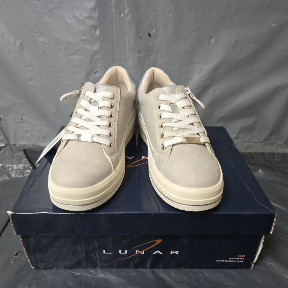 BOXED PAIR OF LUNAR WOMENS MEDWAY TRAINERS IN GREY - SIZE 3