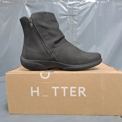 BOXED PAIR OF HOTTER WHISPER EXTRA WIDE BOOTS IN DARK GREY SIZE UK 6