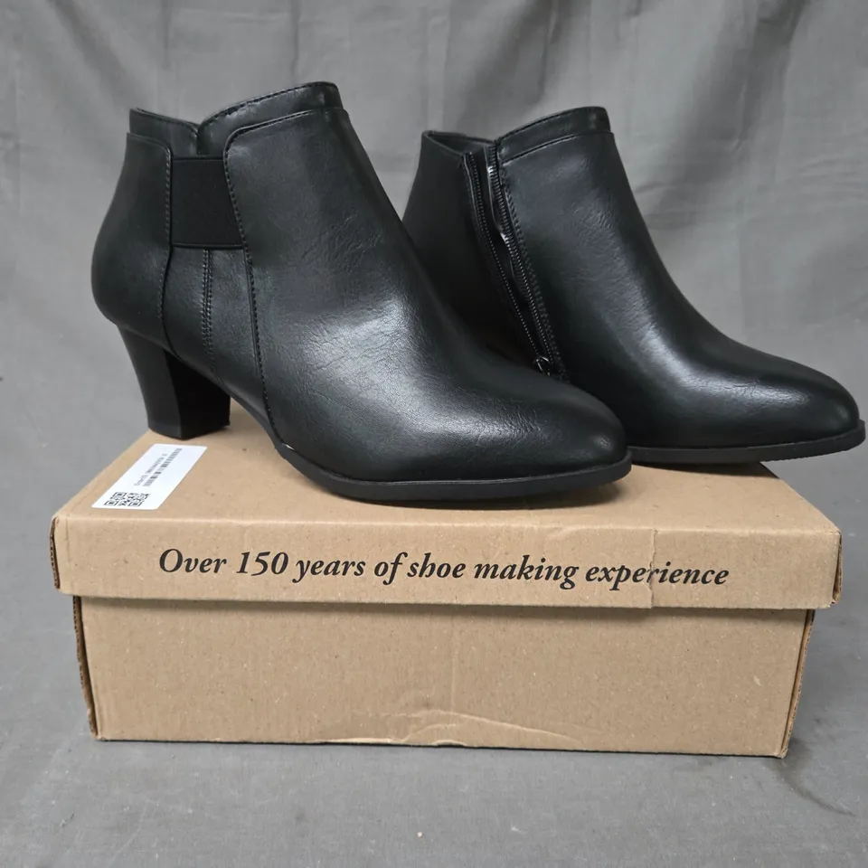 BOXED PAIR OF CUSHION-WALK BLOCK HEEL ANKLE BOOTS IN BLACK SIZE 6