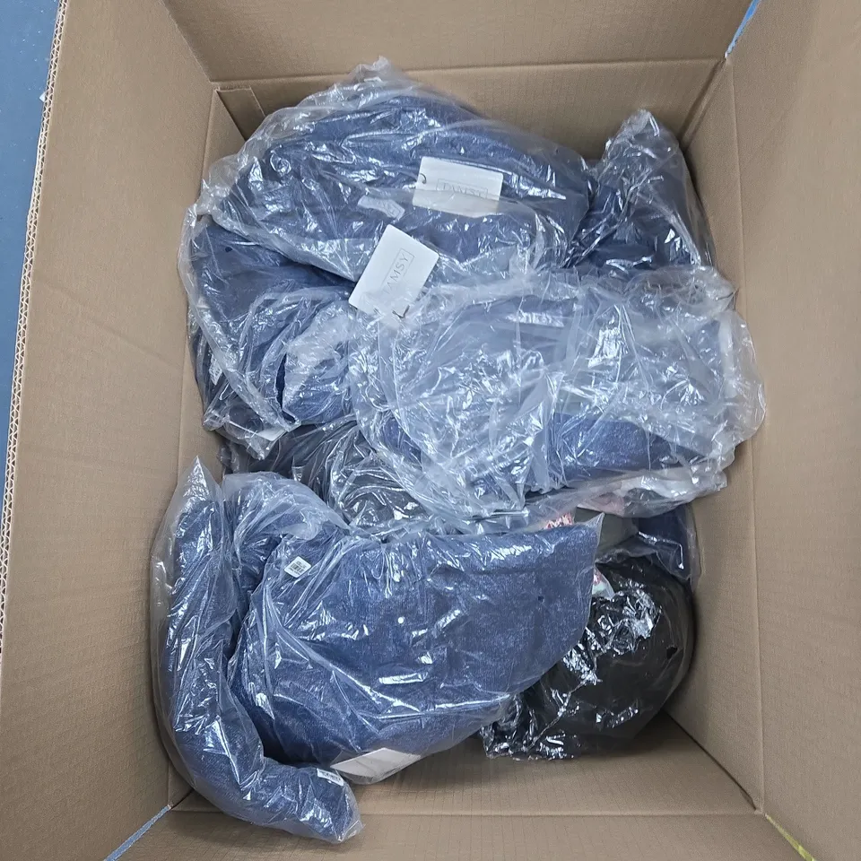 BOX OF APPROXIMATELY 20 ASSORTED CLOTHING ITEMS TO INCLUDE: TAMSY BLUE BLOUSE