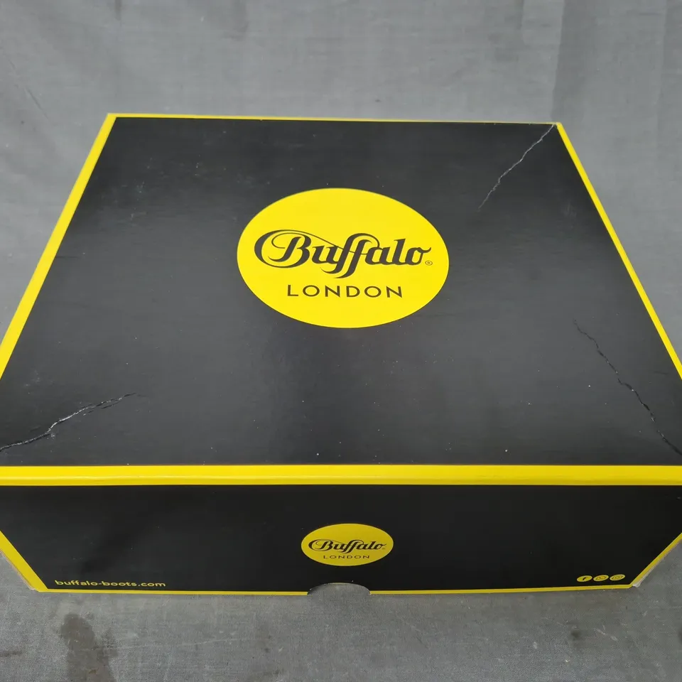 BRAND NEW BOXED PAIR OF BUFFALO LONDON PLATFORM SHOES IN BLACK UK SIZE 4