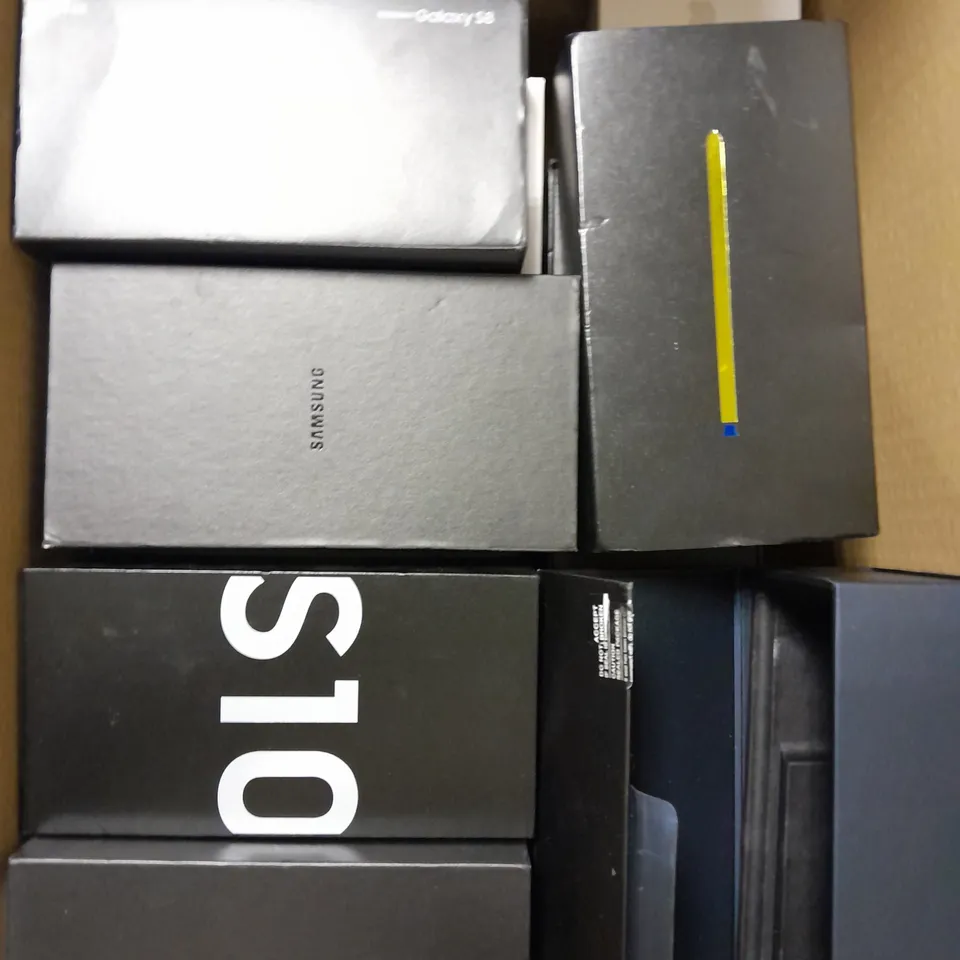 APPROXIMATELY 30 EMPTY SMARTPHONE DISPLAY BOXES FOR SAMSUNG SMARTPHONES 