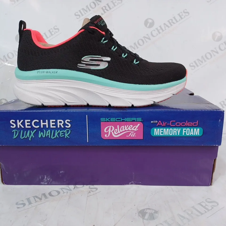 BOXED PAIR OF SKECHERS D'LUX-WALKER TRAINERS IN BLACK/MULTICOLOUR SIZE 5