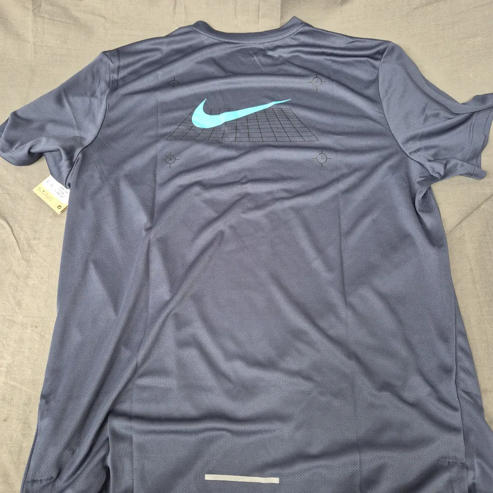 NIKE PERF TEE IN NAVY - LARGE