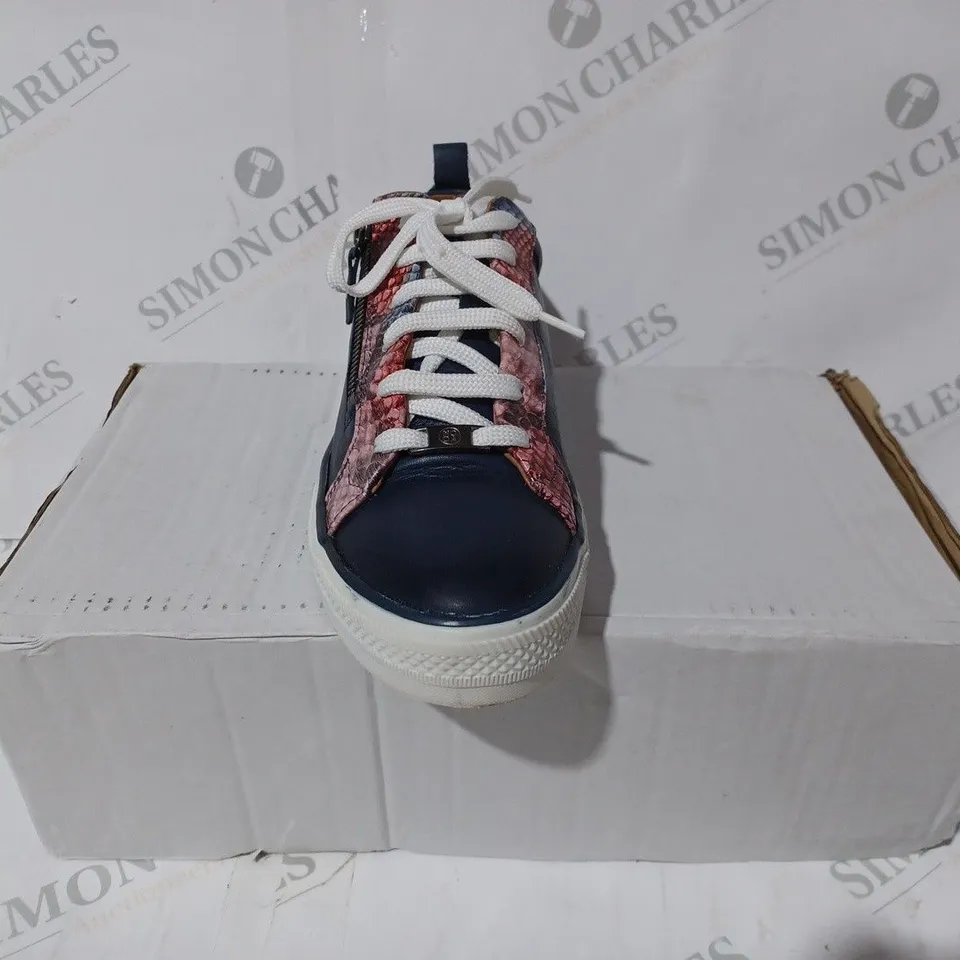 BOXED PAIR OF MODA IN PELLE NAVY "SNAKE" LEATHER TRAINERS SIZE 7