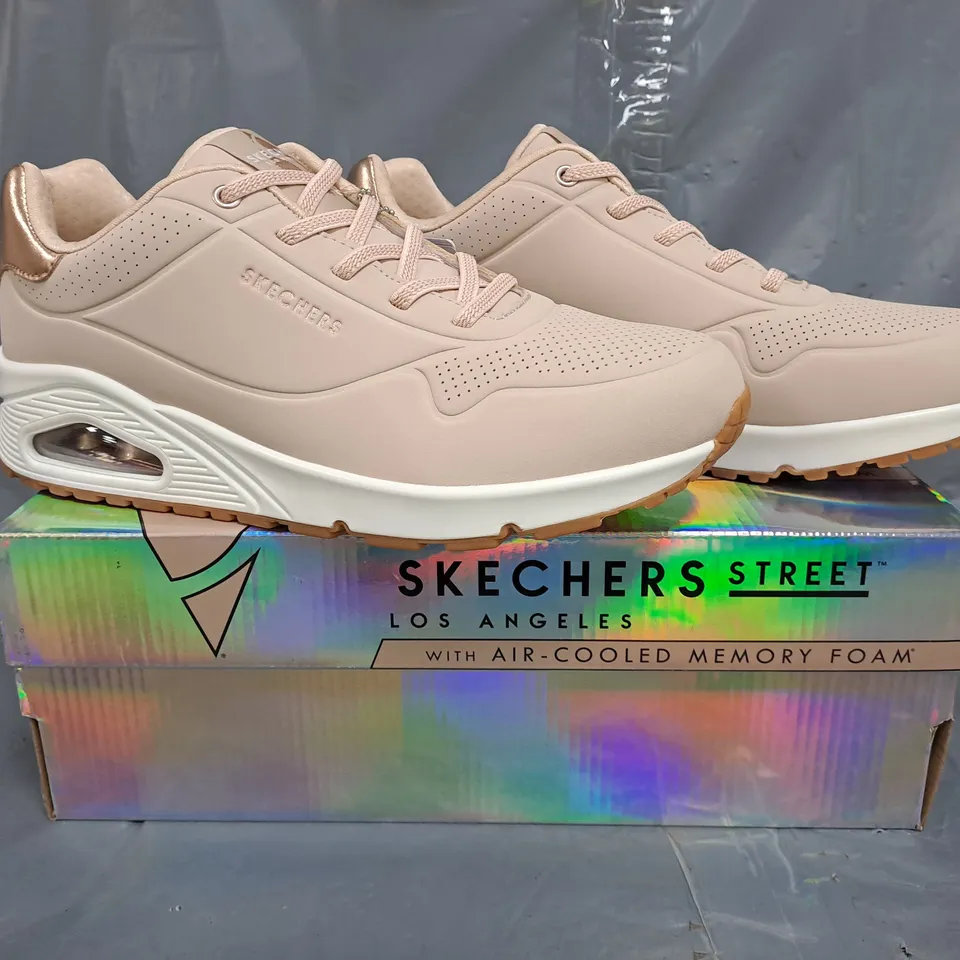 BOXED PAIR OF SKECHERS WOMEN'S SHOES IN PALE PINK/ROSE GOLD SIZE UK 7