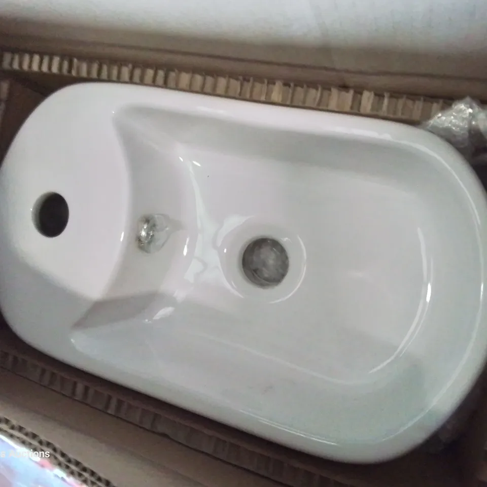PALLET OF ASSORTED BATHROOM ITEMS, INCLUDING 5 ×  VANITY BASINS, BASIN CABINET & 17 TAPS 