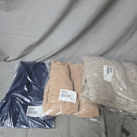 APPROXIMATELY 15 ASSORTED CLOTHING ITEMS IN VARIOUS STYLES, SIZES & COLOURS