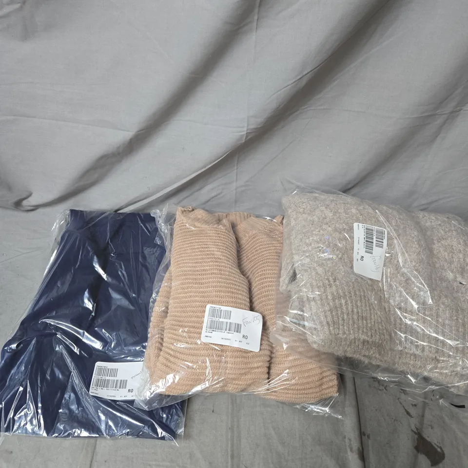 APPROXIMATELY 15 ASSORTED CLOTHING ITEMS IN VARIOUS STYLES, SIZES & COLOURS