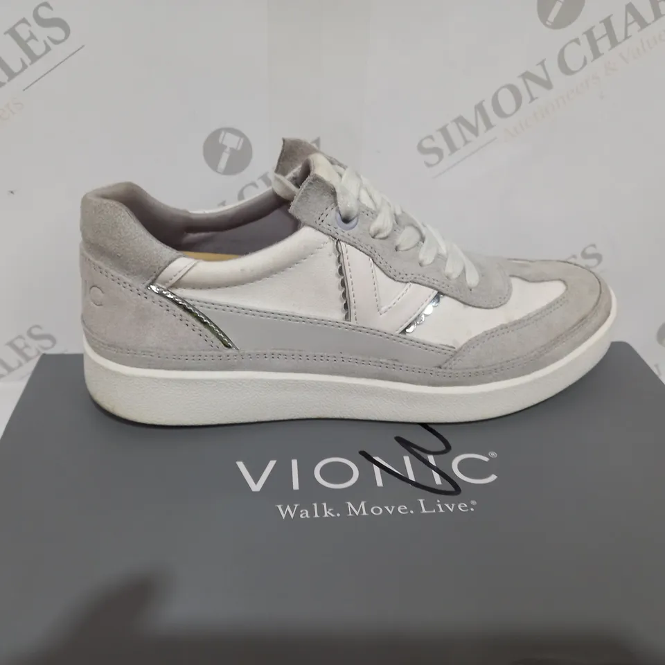 BOXED PAIR OF VIONIC TRAINERS IN GREY/WHITE SIZE 4.5