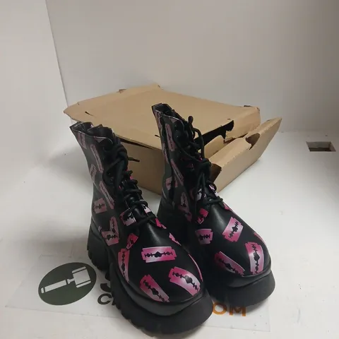 KOI WOMENβS BLACK BOOTS WITH PINK RAZOR PATTERN β UK 6