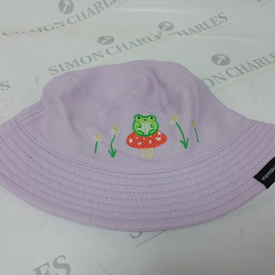 MOMOKAKKOII PURPLE BUCKET HAT WITH FROG