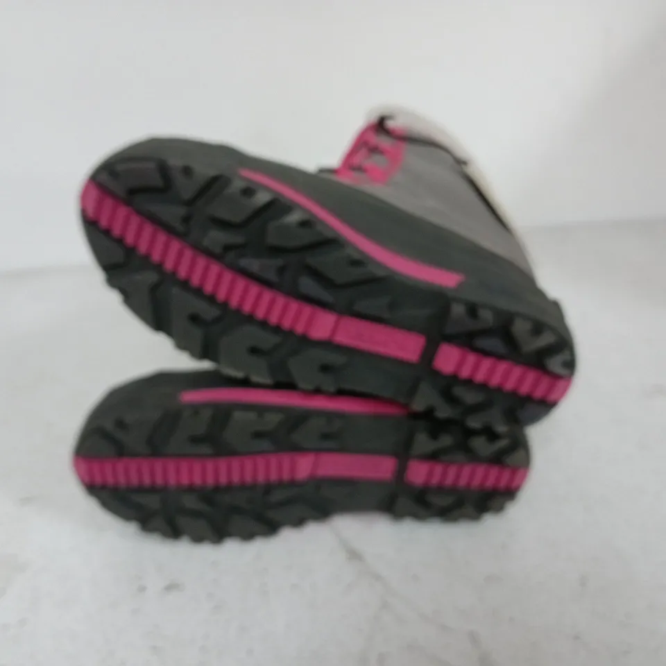 BOXED PAIR OF SOREL YOUTH CUMBERLAND 2 BOOTS IN LIGHT GREY/PINK - UK 4.5