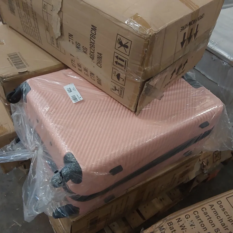 PALLET CONTAINING A LARGE ASSORTMENT OF SUITCASES