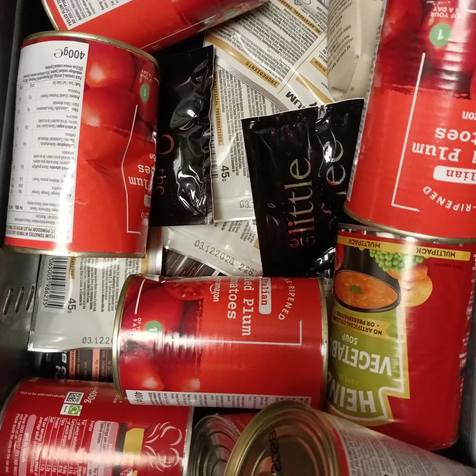 APPROXIMATELY 10 ASSORTED FOOD/DRINK PRODUCTS TO INCLUDE WHITE FLOUR, ROAM BAR, VEGETABLE SOUP ETC