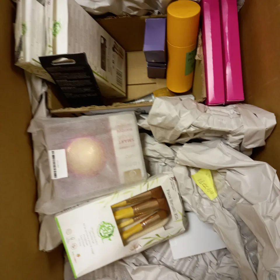 BOX OF APPROXIMATELY 15 ASSORTED BEAUTY PRODUCTS TO INCLUDE GRANDE GOAL MASCARA, SARA MILLER HAND CREAM SET, BAREMINERALS HOLIDAY CLEAN MAKE-UP SET ETC 